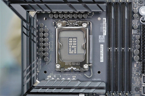 英特尔Ultra旗舰座驾！华硕ROG MAXIMUS Z890 HERO主板图赏