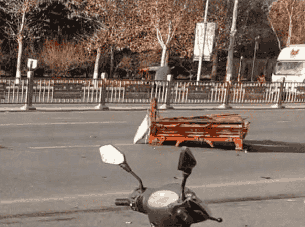 河南一保时捷发生严重车祸：致三轮车身分离现场实惨