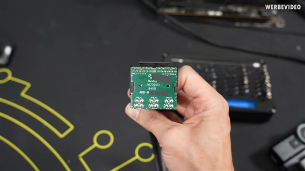 NVIDIA从未发布的Titan Ada：用的竟是6×8Pin转双16Pin！最高可达900W