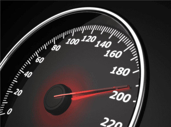  男子驾特斯拉把市区道路当赛道：一路狂飙时速超200km/h